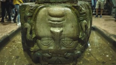 İSTANBUL, TURKEY - MAYIS, 24, 2019: İstanbul 'un bazilika sarnıçlarında bir sütuna Medusa kafası oyma, hindi