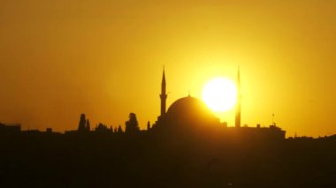 İstanbul 'da güneşin battığı camiyi kapat, hindi.