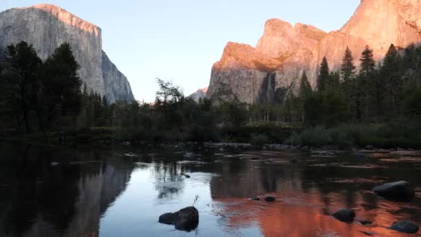 カリフォルニア州ヨセミテ国立公園のバレービューから日没時にエルキャピタルでズーム — ストック動画