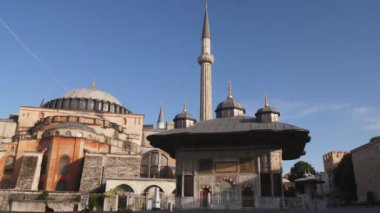 İstanbul 'da eski bir çeşme ve Hagia camiinin sabah fotoğrafı, hindi