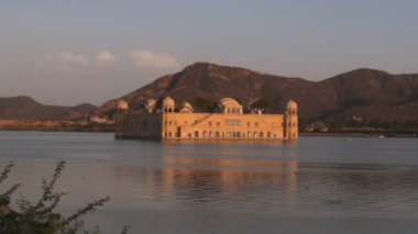 Jaipur, Hindistan 'da günbatımında tarihi Jal Mahal Sarayı ve Göl Adamı Efsanesi