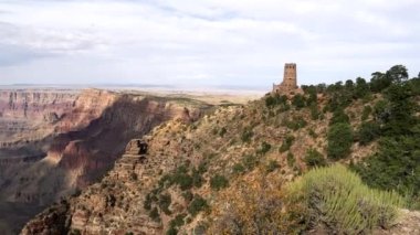 Arizona, ABD 'deki Grand Canyon Ulusal Parkı' nda çöl manzaralı gözetleme kulesi ve Colorado nehrinin bir parçası.