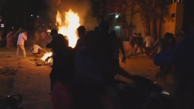 JAIPUR, INDIA - 20 Mart 2019: Hindu erkekler Jaipur, Hindistan Holi arifesinde bir şenlik ateşinden kömür aldı
