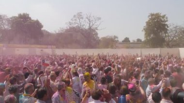 JAIPUR, INDIA - 21 Mart 2019: Jaipur, Hindistan 'daki Holi kutlamalarına yavaş çekim geniş görüş