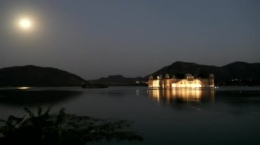 Jaipur, Hindistan 'da Jal Mahal Sarayı ve dolunay gecesi.