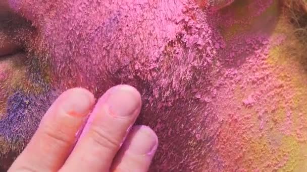 Αργή Κίνηση Γκρο Πλαν Τουριστικής Κηλίδας Χρωματισμένη Σκόνη Ένα Πρόσωπο — Αρχείο Βίντεο