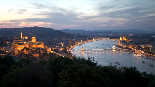 Kilátás Budai Várra Lánchídra Danube Folyóra Naplementekor Citadellából — Stock videók