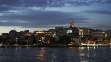 İstanbul 'daki Galata Kulesi ve rıhtımının geniş açılı gece görüntüsü, hindi