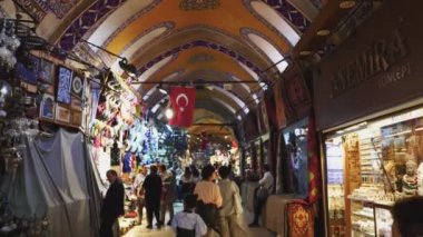 İSTANBUL, TÜRKEYE - 24 Mayıs 2019: İstanbul 'daki antik büyük pazarın önünden geçen kasvetli bir fotoğraf, hindi