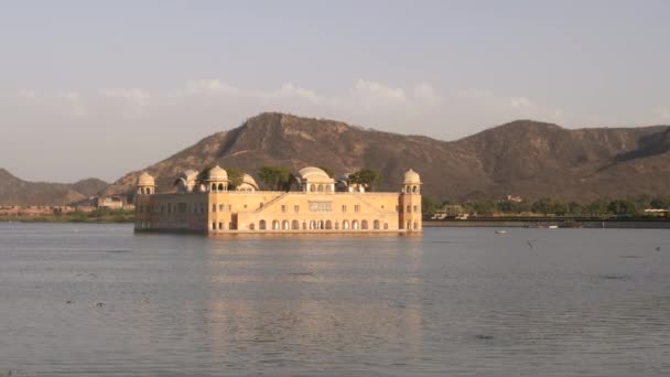 Zoom Tarde Tiro Belo Palácio Jal Mahal Lago Homem Sagar — Vídeo de Stock
