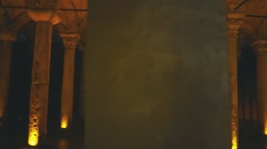 İstanbul 'daki bazilika sarnıçında yürüyen 3 eksenli titreşim klipsi, hindi.