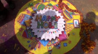 JAIPUR, INDIA - 21 Mart 2019: Hindistan 'ın Jaipur kentindeki Holi kutlamaları için yere renkli mutlu bir holi işareti