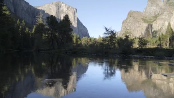 キャピタルからブライダル ベールまで右のクリップをパンニングカリフォルニア州ヨセミテ国立公園の谷の景色に落ちる — ストック動画