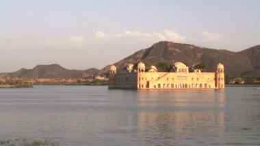 Jaipur, Hindistan 'daki Jal Mahal Sarayı' nın günbatımı.