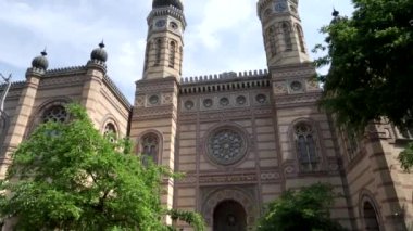 Budapeşte, Hungary 'deki büyük sinagogun ön cephesinden yukarı doğru çek.