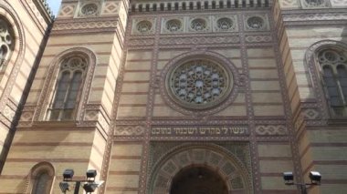 Budapeşte 'deki büyük sinagogun ön tarafına zum yap Hungary.