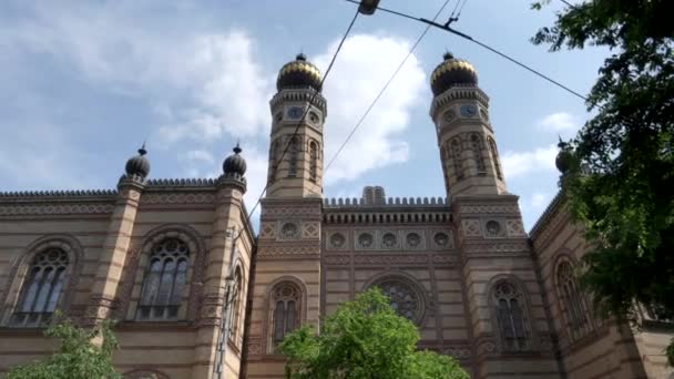 Gimbal Clip Wandelen Langs Historische Dohany Straat Synagogen Vooringang Budthe — Stockvideo