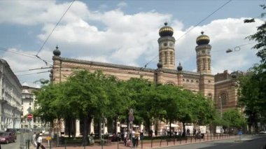 Budapeşte 'deki büyük sinagogun geniş açılı manzarası.