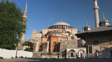Sabah manzarası, Hagia Sofi Camii ve İstanbul 'da eski bir çeşme, hindi.