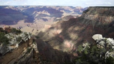 Arizona 'daki Grand Canyon Ulusal Parkı' ndaki parlak melek patikasına bakıyorum.