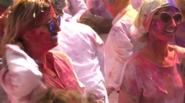 JAIPUR, INDIA - 21 Mart 2019: mavi güneş gözlüğü takan bir kız Jaipur, Hindistan 'daki Holi kutlamaları sırasında arkadaşını selamlıyor