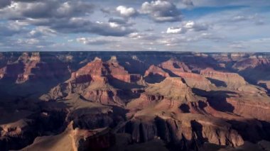 Arizona 'daki Grand Canyon Ulusal Parkı' ndaki Büyük Kanyon 'da öğleden sonra vakti doluyor.