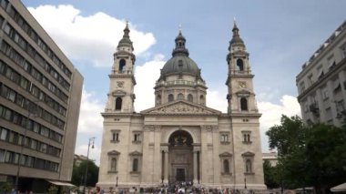 Budapeşte, Hungary 'deki St. Stephens' ın girişine doğru yürüyen titrek bir Steadicam çekimi.