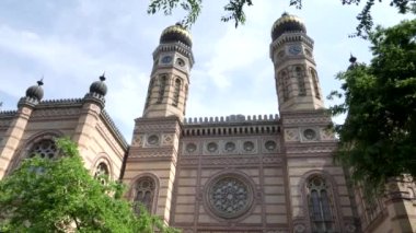 Budapeşte, Hungary 'deki tarihi büyük sinagogun ön girişinin vidyosunu eğ.