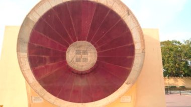 JAIPUR, INDIA - Mart 21, 2019: Jaipur, Hindistan 'daki Jantar matar' da, nadi valaya yantra adlı dairesel güneş saatine yakınlaştır - sadece editoryal kullanım