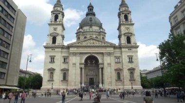 BUDAPEST, HUNGARY - MAYIS, 26, 2019: Budapeşte, hungary 'deki St. Steadicam Bazilikası' nın dış tarafının eğimli bir görüntüsü.