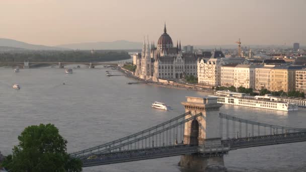 Budapeşte Deki Macaristan Parlamentosu Zincir Köprüsü Nün Kapatılması Günbatımında Hungary — Stok video