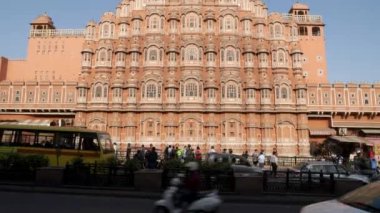 JAIPUR, INDIA - 22 Mart 2019: Jaipur, Hindistan 'daki Hawaii Mahal Sarayı sokak seviyesinden bir sabah virajı