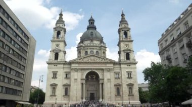 Budapeşte Hungary 'deki St. Stepens Bazilikası' nın dış kısmının geniş açılı vibratör klipsi.