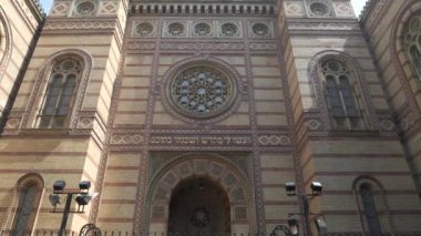Budapeşte 'deki Dohany Sokağı Sinagogu' nun dış cephesine yakın viraj.
