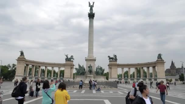 Budapest Hungary May 2019年5月27日 一个在最原始 最饥饿的千年纪念碑中行走和倾斜的金银财宝碎片 — 图库视频影像
