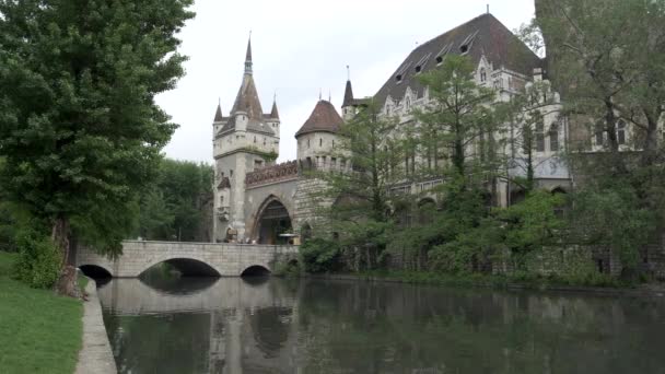 ハンガリーのブダペストにあるVajdahunyad城と湖市公園の朝の景色 — ストック動画