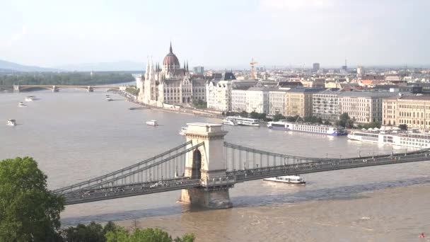 Barco Gira Navega Bajo Puente Cadena Budapest Hungary — Vídeos de Stock