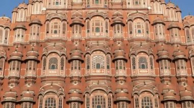 Jaipur, Hindistan 'daki Hawaii Mahal Sarayı' nın ön cephesinde yavaş bir eğim.