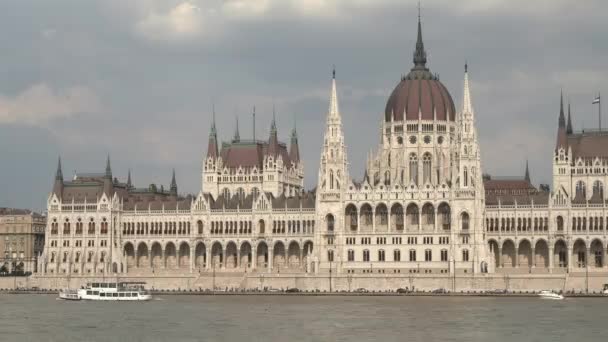 Daytime Close Hungarian Parliament River Danube Budapest Hungary — стоковое видео