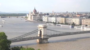 Budapeşte 'de Danube nehri üzerinde bulunan zincir köprünün sağ kanadı. Uzakta Macar parlamento binası var.