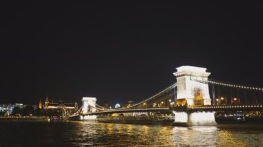 Budapeşte, Hungary 'de gece vakti köprü ve danube nehri manzarası.