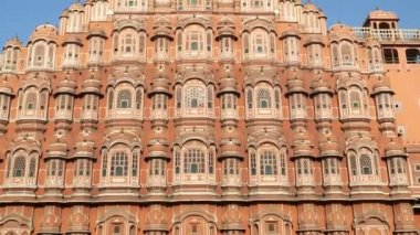 Jaipur, Hindistan 'daki Hawaii Mahal Sarayı' nın pembe cephesinin klipsini yukarı kaldır.