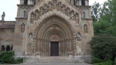 Budapeşte 'deki jaki şapelinin önünde yürüme ve eğilme sahnesi, hungary.