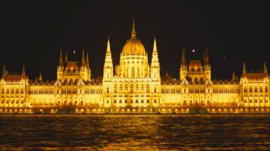 Budapeşte 'deki Tuna Nehri' nin ve Macar Parlamentosu 'nun gece manzarası.
