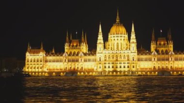 Macaristan Parlamentosu 'nun Budapeşte' de bir bahar gecesi çekimleri başlıyor.