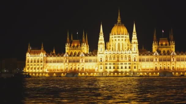 Panning Colpo Destra Del Parlamento Ungherese Una Notte Primavera Budapest — Video Stock