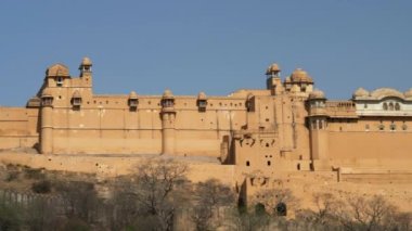 Jaipur, Hindistan 'daki Amer Kalesi' nin dış duvarlarında düşük açılı viraj