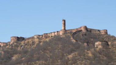 Jaipur, Hindistan 'daki Amer Kalesi' nin yakınındaki bir tepede kule ve kale.
