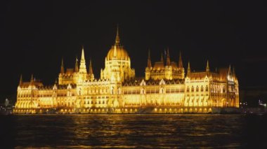 Budapeşte 'deki Macar parlamentosunun gece manzarası. Önünde Tuna nehri olan Hungary.