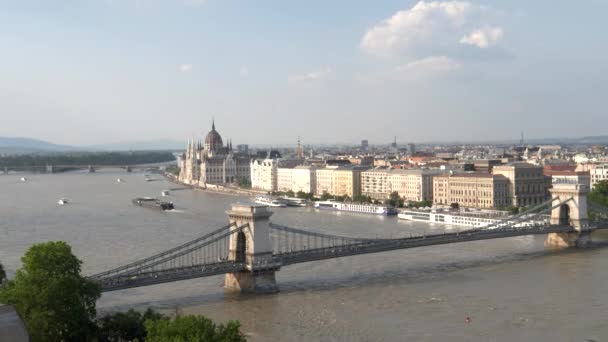 Szerokokątny Zoom Widokiem Most Łańcuchowy Budynek Parlamentu Węgierskiego Budapeszcie Węgry — Wideo stockowe